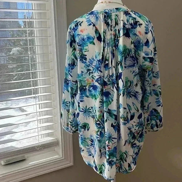 ❤️2/$50❤️[M]NYDJ Blue White Floral V Neck Pull Over L/S 3/4  Sleeves Blouse - Picture 5 of 12